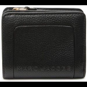 🔥HOST PICK🔥 NWT Marc Jacobs pebbled box leather bi-fold wallet